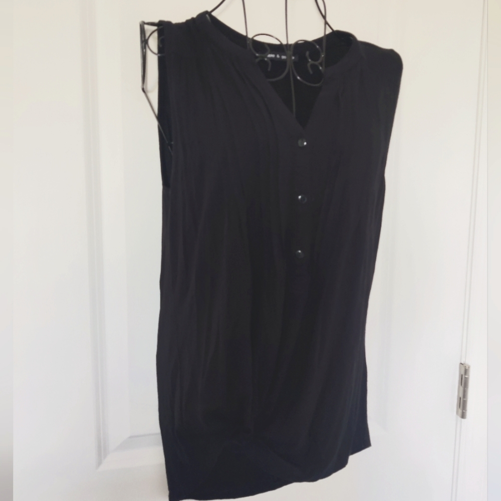 Cable & Gauge Black Sleeveless Blouse